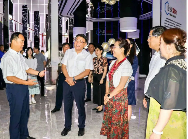 濟(jì)寧市政協(xié)副主席、市工商聯(lián)主席李敬一行于7月19日到訪山東濱澳電線電纜有限公司，對(duì)企業(yè)的發(fā)展和創(chuàng)新工作進(jìn)行了調(diào)研指導(dǎo)。此次調(diào)研活動(dòng)得到了濱州市政協(xié)副主席侯學(xué)峰、市政協(xié)黨組成員甄恩如以及園區(qū)領(lǐng)導(dǎo)的陪同。
