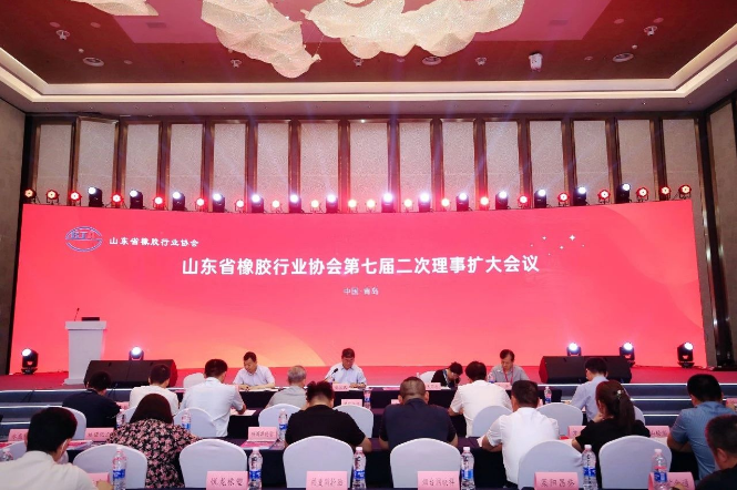 另外，山東省橡膠行業(yè)協(xié)會(huì)還在同一天舉行了第七屆二次理事擴(kuò)大會(huì)議。來(lái)自90余名會(huì)議代表審議了協(xié)會(huì)2022年度財(cái)務(wù)收支情況，以及有關(guān)增補(bǔ)新成員的申請(qǐng)報(bào)告。張洪民會(huì)長(zhǎng)在會(huì)上做了山東省輪胎工業(yè)2022年運(yùn)行情況及2023年發(fā)展趨勢(shì)的報(bào)告，秘書(shū)處也作了年度工作報(bào)告。會(huì)上，還就輪胎行業(yè)的激光技術(shù)先進(jìn)應(yīng)用解決方案、節(jié)能減排案例、山東省碳足跡評(píng)價(jià)方案等進(jìn)行了技術(shù)交流。