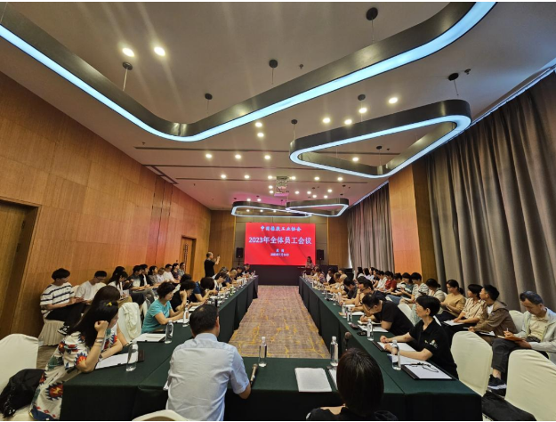 雷昌純主持了7月14日召開的全體員工會議，隨后乳膠分會秘書長凃燕玲、橡膠制品分會秘書長宋巖、膠鞋分會秘書長王剛、骨架材料專業(yè)委員會秘書長于濤，分別進(jìn)行了交流發(fā)言。