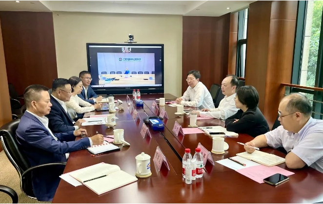 卡博特公司執(zhí)行副總裁、高性能材料業(yè)務(wù)總裁、亞太區(qū)總裁朱戟率領(lǐng)代表團(tuán)與華誼集團(tuán)黨委書(shū)記、董事長(zhǎng)顧立立等相關(guān)領(lǐng)導(dǎo)進(jìn)行了一次重要的會(huì)晤。雙方在友好的氛圍中深入探討了進(jìn)一步加強(qiáng)合資項(xiàng)目的運(yùn)營(yíng)與業(yè)務(wù)合作，以及未來(lái)潛在合作機(jī)會(huì)等關(guān)鍵議題。