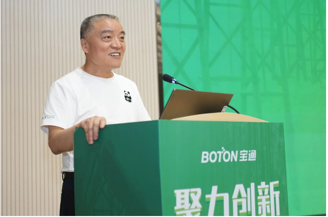 寶通科技董事長包志方在致辭中強(qiáng)調(diào)了寶通在全球化戰(zhàn)略下取得的成就和全球合作的重要性。他指出，可持續(xù)發(fā)展已成為寶通使命的核心要素和戰(zhàn)略的重要組成部分。在講話中，包總還談到了全球氣候變化、資源短缺等挑戰(zhàn)，以及政府和國際組織對(duì)可持續(xù)發(fā)展的重視。他強(qiáng)調(diào)了供應(yīng)鏈可持續(xù)發(fā)展的重要性，強(qiáng)調(diào)只有與所有利益相關(guān)方一道，齊心協(xié)力，深度協(xié)同，互相賦能，以更可持續(xù)的科技與商業(yè)行為，才能提升供應(yīng)鏈整體質(zhì)量，開創(chuàng)更新的格局。