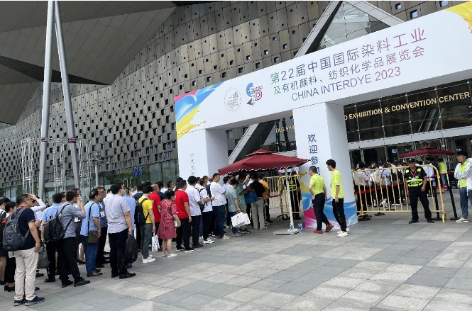 第22屆中國國際染料工業(yè)及有機(jī)顏料、紡織化學(xué)品展覽會在上海世博展覽館圓滿落幕。本屆展會吸引了來自全球15個國家和地區(qū)的600余家企業(yè)報名參展，展出總面積高達(dá)50000平方米。展會中涵蓋了各類先進(jìn)的環(huán)保型染料、有機(jī)顏料、助劑、中間體、儀器環(huán)保設(shè)備、配套服務(wù)等，為企業(yè)創(chuàng)造了新的機(jī)遇，拓展了新的市場。