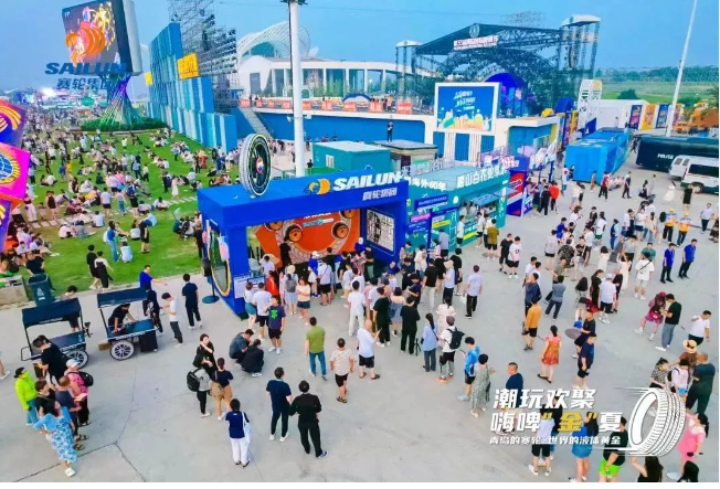 青島國際啤酒節(jié)一直以來都是青島的超級城市IP，也成為了亞洲最大的啤酒盛會。本屆啤酒節(jié)的主題是“開放”，與賽輪集團的品牌發(fā)展路徑相契合。二十余年來，賽輪集團始終以開放的姿態(tài)融入世界潮流，與全球接軌。誠邀各方游客來到賽輪集團嘉年華現(xiàn)場，一同與“自帶光環(huán)”的液體黃金輪胎相會，與來自五湖四海的好友舉杯，感受啤酒的激情、青島的熱情，以及賽輪集團的真情!