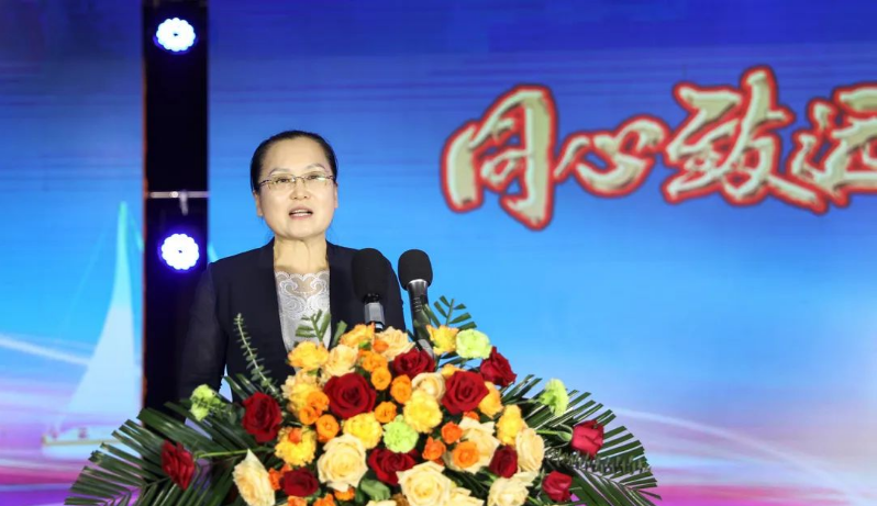 姜妍在致辭中指出，過去十年是豐源輪胎公司打基礎(chǔ)、謀長遠(yuǎn)的十年。今后，該公司將積極學(xué)習(xí)國家級和世界級輪胎企業(yè)的先進(jìn)經(jīng)驗(yàn)，為全區(qū)全市的“強(qiáng)工興產(chǎn)、轉(zhuǎn)型突圍”貢獻(xiàn)更大力量。