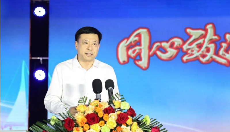 侯宇剛在致辭中指出，豐源輪胎公司重組投產(chǎn)10周年是企業(yè)發(fā)展史上的一個里程碑，具有巨大的變革意義。面對當(dāng)前新形勢和任務(wù)，豐源輪胎公司努力抓住新能源汽車快速發(fā)展和資本市場深刻變革的機(jī)遇，致力于成為中國橡膠工業(yè)的標(biāo)桿企業(yè)。