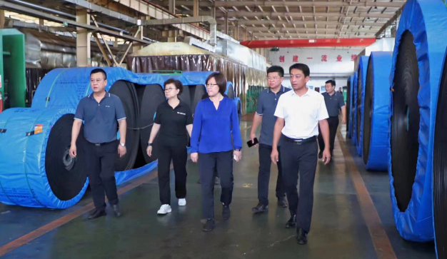 對于山東能源棗礦集團近年來的發(fā)展成果，徐文英表示高度肯定，并表示將繼續(xù)支持和服務(wù)好橡膠產(chǎn)業(yè)的發(fā)展。她鼓勵企業(yè)密切關(guān)注行業(yè)發(fā)展動態(tài)，加大研發(fā)投入，提升產(chǎn)品品質(zhì)，積極打造自主品牌，拓展市場份額，培育核心競爭力，為中國輪胎產(chǎn)業(yè)的繁榮做出更大貢獻。