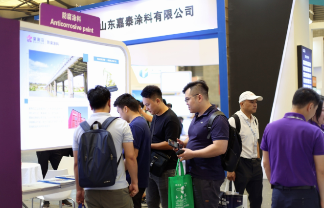 據(jù)了解，紫荊花成為中國國家女子足球隊官方支持品牌后，品牌曝光度大幅提升，展位三天期間一直人氣爆棚，吸引了眾多參觀者前來交流和洽談合作事宜，現(xiàn)場意向加盟客戶超過20余位。
