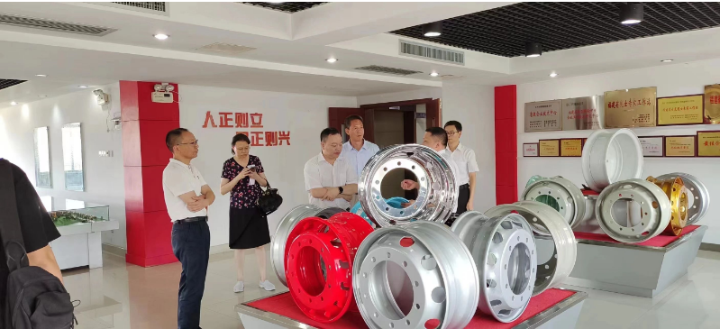 福建省科技廳黨組成員、副廳長(zhǎng)黃舒，省科技型中小企業(yè)技術(shù)創(chuàng)新中心主任鄭昭，市科技局黨組成員、三級(jí)調(diào)研員陳斌，市科技局高新技術(shù)與工業(yè)科技科科長(zhǎng)陳元波一行蒞臨正興車(chē)輪集團(tuán)有限公司，對(duì)其進(jìn)行實(shí)地調(diào)研指導(dǎo)。在薌城區(qū)副區(qū)長(zhǎng)周志平和薌城區(qū)工信局局長(zhǎng)歐陽(yáng)思嘉的陪同下，調(diào)研組對(duì)企業(yè)的科技創(chuàng)新、高質(zhì)量發(fā)展等方面給予充分肯定。