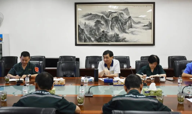 同時(shí)，以“提升整體生產(chǎn)效率和經(jīng)濟(jì)效益”為主題，，探討了煉膠、半制品、成型以及硫化等工序的產(chǎn)能匹配、產(chǎn)銷平衡、生產(chǎn)調(diào)度、倉(cāng)儲(chǔ)物流、動(dòng)力能耗以及內(nèi)部成本等問(wèn)題。