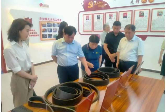 開封市政協(xié)副主席兼市財政局黨組書記、局長孫國才率領(lǐng)市政協(xié)代表團，共22人一行，蒞臨金久龍實業(yè)有限公司，深入調(diào)研該企業(yè)的發(fā)展狀況。陪同調(diào)研的還有縣政協(xié)副主席楊清泉及縣委統(tǒng)戰(zhàn)部有關(guān)負責人。