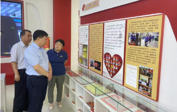孫國才一行在參觀了金久龍公司的“五心先鋒”展廳后，聽取了該金久龍公司黨委書記兼總經(jīng)理王運紅對企業(yè)情況的介紹，詳細了解了金久龍公司發(fā)展歷程、生產(chǎn)經(jīng)營、技術(shù)創(chuàng)新以及人才需求等方面的詳細介紹。王運紅對金久龍公司取得的杰出業(yè)績感到自豪，并表示公司將堅持創(chuàng)新發(fā)展，為開封市高質(zhì)量發(fā)展貢獻更大力量。