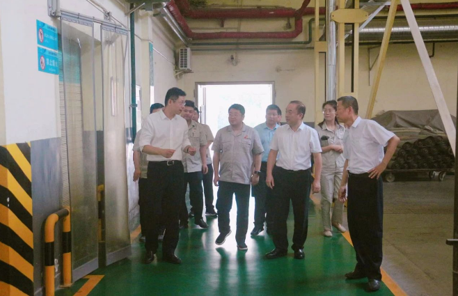 陜西省國資委黨委委員、副主任汪亮，二級巡視員白宏偉一行到陜西延長石油西北橡膠有限公司，開展了一次緊要的安全生產(chǎn)和生態(tài)環(huán)保專項(xiàng)督導(dǎo)調(diào)研。此次調(diào)研旨在深入了解西橡公司在安全生產(chǎn)和環(huán)保方面的情況，推動綠色低碳發(fā)展戰(zhàn)略的貫徹落實(shí)。