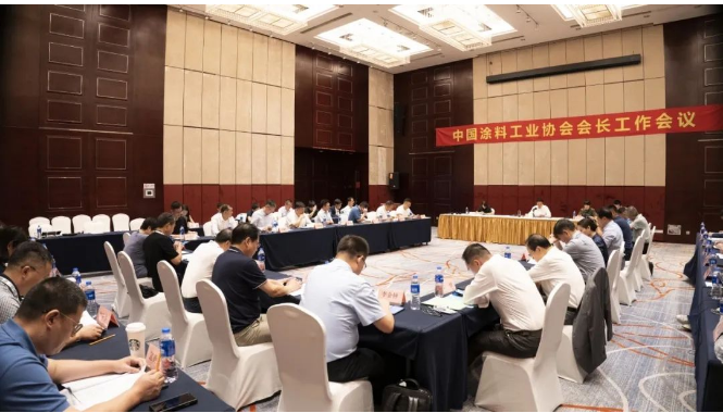 除劉普軍會長外，會議還吸引了中國涂料工業(yè)協(xié)會名譽會長孫蓮英、副會長丁艷梅以及秘書長劉杰的關注和參與。整個會議充滿了積極的討論和交流氛圍。