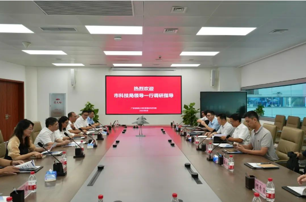 王桂林一行參觀了飛行起降動(dòng)力學(xué)大裝置的核心設(shè)備，包括輪胎高加速試驗(yàn)臺(tái)、道面環(huán)境模擬試驗(yàn)臺(tái)、起落架擺振試驗(yàn)臺(tái)以及飛行器落震試驗(yàn)臺(tái)。他詳細(xì)了解了這些設(shè)備的安裝和調(diào)試進(jìn)度，以及與之相關(guān)的科研進(jìn)展和人才培養(yǎng)計(jì)劃。