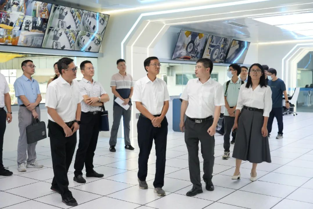 在現(xiàn)場(chǎng)，楊小牛代表航空輪胎大科學(xué)中心對(duì)廣州市和黃埔區(qū)科技部門在大裝置建設(shè)過(guò)程中的大力支持表示感謝。他介紹了大裝置將專注研究的領(lǐng)域，包括輪胎、起落架和飛行器等相關(guān)的基礎(chǔ)科學(xué)問(wèn)題。預(yù)計(jì)這一裝置將成為國(guó)內(nèi)頂尖的飛行起降動(dòng)力學(xué)研究設(shè)施，以世界一流水平的創(chuàng)新平臺(tái)，助力中國(guó)航空航天、輪式裝備、立體交通等高端制造業(yè)走向國(guó)際領(lǐng)先地位。
