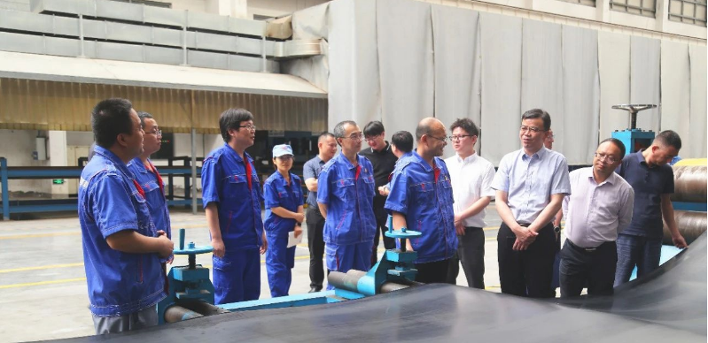 云南省工業(yè)和信息化廳副廳長浦麗合一行于8月11日上午蒞臨青島橡六輸送帶有限公司進行考察。此次調(diào)研旨在深入了解青島橡六在橡膠行業(yè)的發(fā)展?fàn)顩r，促進合作共贏，推動云南橡膠產(chǎn)業(yè)的騰飛。