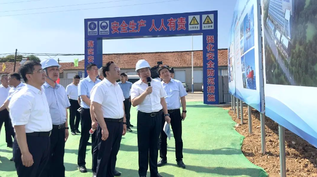 威海市委書記閆劍波率領(lǐng)調(diào)研團隊蒞臨中天科技山東海工線纜項目，對其建設(shè)情況進行實地考察。中天科技集團總裁薛馳向調(diào)研團隊詳細介紹了中天科技集團的發(fā)展歷程以及山東海工線纜項目的進展情況。