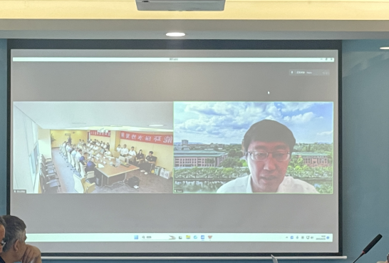 此次會議還特別邀請了中國工程院張立群院士參與，他在會上強(qiáng)調(diào)了高分散水性炭黑在橡膠工業(yè)和涂料行業(yè)應(yīng)用領(lǐng)域的巨大潛力。他表示，北京化工大學(xué)和青島黑貓研究院的合作研發(fā)，成功地克服了國外技術(shù)難題，為國內(nèi)的水性炭黑領(lǐng)域開創(chuàng)了嶄新局面。