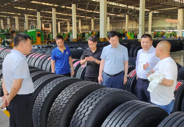 雙方首先參觀了大連輪胎的生產(chǎn)車間，陳健總裁重點介紹了公司的生產(chǎn)工藝和先進設備，向客人們詳細講解了公司產(chǎn)品的特點和優(yōu)勢。