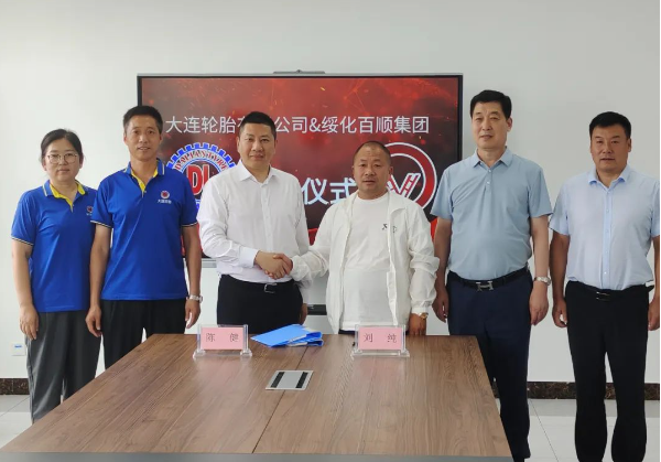 據(jù)了解，雙方合作協(xié)議的內(nèi)容涵蓋了多個領域，從業(yè)務互補到市場營銷，再到產(chǎn)業(yè)推動，都將展開深度合作。這次合作對雙方而言意義重大。大連輪胎有限公司通過與綏化百順集團的合作，進一步鞏固了在輪胎市場的領導地位，同時也拓展了業(yè)務范圍。而綏化百順集團則通過與大連輪胎有限公司的合作，更好地保證了車輛制造的品質(zhì)和效率，為公司未來的持續(xù)發(fā)展打下了堅實基礎。