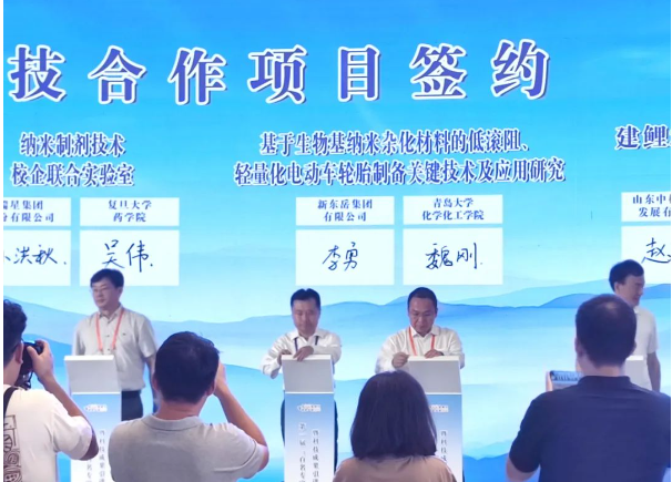 本次會議的主題緊扣“科技創(chuàng)新與新型工業(yè)化”，涵蓋了重點項目簽約儀式、高端論壇等多項活動。據(jù)了解，新東岳集團作為會議的重要參與者之一，在會上與全球材料科學(xué)領(lǐng)域的頂尖科學(xué)家魏剛高級研究員成功簽約，雙方將共同建立產(chǎn)學(xué)研合作關(guān)系。這一合作旨在推動科技成果轉(zhuǎn)化，服務(wù)企業(yè)，提升科研水平與創(chuàng)新能力，共同探索產(chǎn)業(yè)升級、技術(shù)攻關(guān)、人才培育等多領(lǐng)域的深度合作。
