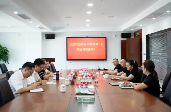 紹興市中級(jí)人民法院副院長(zhǎng)王惠中一行蒞臨三力士股份有限公司，就該公司的知識(shí)產(chǎn)權(quán)保護(hù)狀況展開調(diào)研。三力士股份有限公司董事長(zhǎng)吳瓊瑛，帶領(lǐng)著團(tuán)隊(duì)的成員，熱情接待了此次調(diào)研。