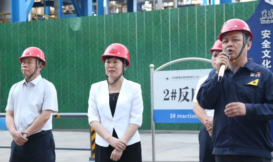 趙偉對崔市長一行的到訪表示了熱烈的歡迎，并向調研團隊詳細介紹了烏海黑貓的生產(chǎn)經(jīng)營情況。他表示，烏海黑貓將認真貫徹崔市長提出的工作要求，確保企業(yè)今年的生產(chǎn)經(jīng)營目標得以順利完成。