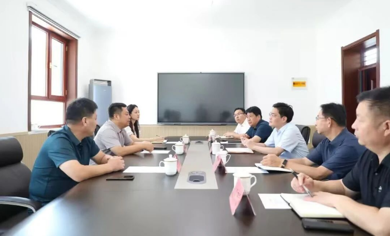 河北省邯鄲市大名縣縣委書記高巍會(huì)見上海紅星美凱龍行遠(yuǎn)科技集團(tuán)有限公司總裁陳志偉一行，共同探討輪胎項(xiàng)目的合作前景。
