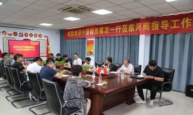 豫德隆表示，葛總此次蒞臨豫德隆集團，不僅為企業(yè)帶來了信心，更明確了未來的發(fā)展方向。他鼓勵與會者充分發(fā)揮各自的優(yōu)勢，調整產銷結構，優(yōu)化管理流程。豫德隆還強調，跟隨中策橡膠集團，將能夠在中國輪胎行業(yè)中始終走在前列，通過精耕細作、敬業(yè)精神以及團結合作，推動中策橡膠集團在河南地區(qū)的品牌持續(xù)壯大。