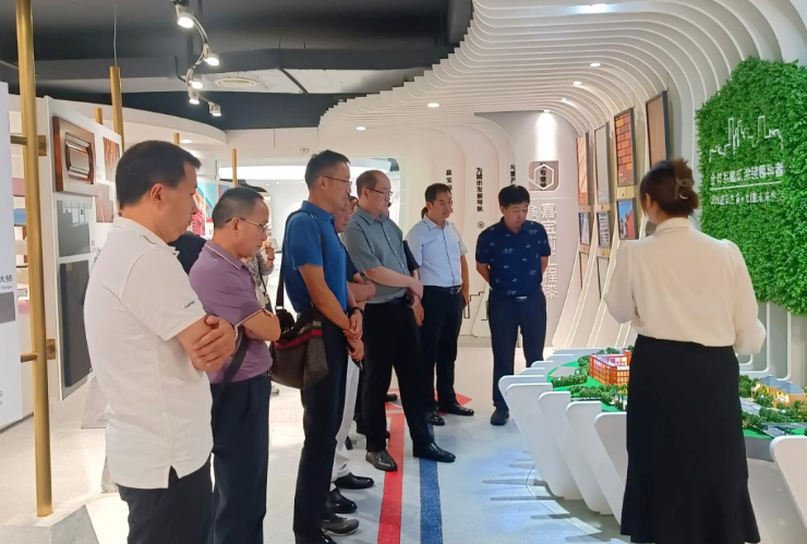 接著，代表團(tuán)參觀了嘉寶莉化工集團(tuán)，這家現(xiàn)代化高新技術(shù)企業(yè)專注于環(huán)保涂料的研發(fā)與創(chuàng)新，致力于為消費(fèi)者創(chuàng)造安全、健康、優(yōu)質(zhì)的產(chǎn)品。在座談交流中，嘉寶莉化工集團(tuán)的高管分享了公司的發(fā)展方向和數(shù)字化平臺(tái)建設(shè)經(jīng)驗(yàn)，與參觀團(tuán)成員就工業(yè)技術(shù)、銷售等進(jìn)行了深入交流。