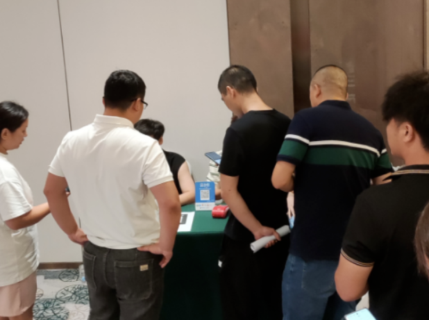 會(huì)議上，零售商紛紛表示對(duì)中策產(chǎn)品、哈爾濱祖茂以及市場(chǎng)充滿信心，他們的積極反應(yīng)充分展現(xiàn)了好運(yùn)輪胎的市場(chǎng)影響力。中策橡膠乘用車(chē)胎始終將產(chǎn)品創(chuàng)新作為核心，同時(shí)加強(qiáng)品牌建設(shè)、完善服務(wù)系統(tǒng)，為合作伙伴提供全面的支持。通過(guò)與合作伙伴緊密合作，公司將繼續(xù)引領(lǐng)行業(yè)創(chuàng)新，為中國(guó)汽車(chē)產(chǎn)業(yè)帶來(lái)更多的變革與發(fā)展。