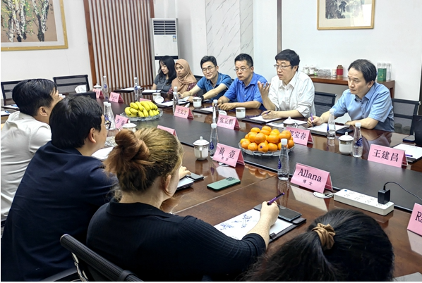 在座談交流中，楊水清董事長詳細(xì)介紹了公司發(fā)展?fàn)顩r，并強(qiáng)調(diào)了與英國愛丁堡大學(xué)在新材料領(lǐng)域的合作進(jìn)展。他表達(dá)了與高校合作的愿望，希望充分利用學(xué)科和人才資源優(yōu)勢，實現(xiàn)合作共贏。