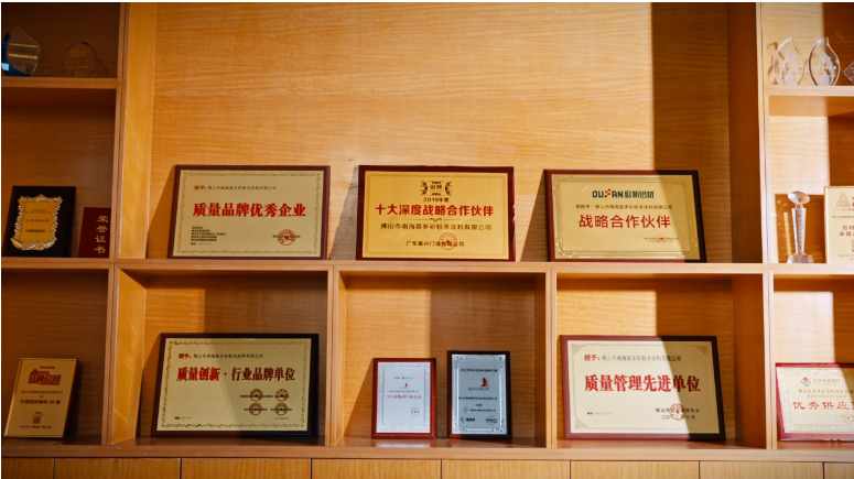 作為一家以技術(shù)實(shí)力為支撐的高新技術(shù)企業(yè)，嘉多彩粉末涂料公司在業(yè)界細(xì)分領(lǐng)域展現(xiàn)出了強(qiáng)大的創(chuàng)新能力和發(fā)展?jié)摿Α?jù)了解，被認(rèn)定為“創(chuàng)新型中小企業(yè)”的標(biāo)準(zhǔn)非常嚴(yán)格，要求企業(yè)在專業(yè)化水平、創(chuàng)新能力和行業(yè)影響力等方面均達(dá)到較高水平，因此嘉多彩公司的入選可謂是對其在行業(yè)內(nèi)的地位和實(shí)力的肯定。