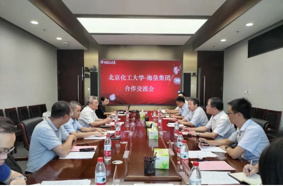 海南橡膠集團(tuán)總經(jīng)理、海南橡膠黨委書記艾軼倫率團(tuán)于8月15-16日前往北京先后與北京化工大學(xué)、北京橡膠工業(yè)研究設(shè)計(jì)院有限公司(簡稱北橡院)舉行座談，圍繞人才引進(jìn)、人才培養(yǎng)、科研項(xiàng)目合作、產(chǎn)業(yè)轉(zhuǎn)型升級、參與天然橡膠產(chǎn)業(yè)創(chuàng)新聯(lián)盟等方面進(jìn)行深入交流，共謀合作新篇。