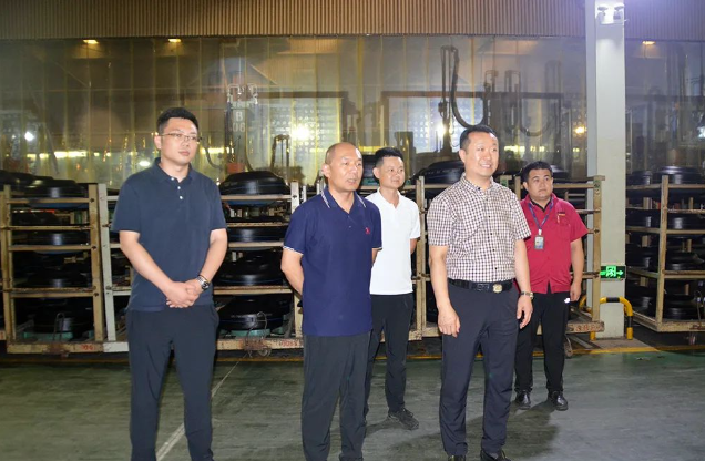 青島經(jīng)控集團副總裁一行到萬達電纜集團調(diào)研指導(dǎo)