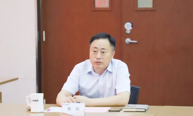 在會議上，北新防水副總經(jīng)理張弘回顧了北新防水的發(fā)展歷程和產(chǎn)業(yè)發(fā)展情況，并強(qiáng)調(diào)了雙方在價值觀和合作基礎(chǔ)方面的契合。他表示，雙方在新型綠色建材開發(fā)領(lǐng)域擁有廣闊的合作空間，希望通過此次戰(zhàn)略合作簽約，啟動一系列綠色產(chǎn)品開發(fā)項(xiàng)目，不僅加深雙方合作，更實(shí)現(xiàn)強(qiáng)強(qiáng)聯(lián)合、共同發(fā)展的目標(biāo)。