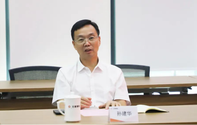 株洲橡膠院的孫建華也在會上介紹了該院的發(fā)展歷程、技術(shù)開發(fā)成果等。他指出，北新防水在資源整合、品牌塑造和市場推廣方面經(jīng)驗(yàn)豐富，而株洲橡膠院在技術(shù)開發(fā)能力和成果方面頗具實(shí)力。雙方將以產(chǎn)業(yè)化前景明確的項(xiàng)目為切入點(diǎn)，實(shí)現(xiàn)資源共享，共同推動企業(yè)高質(zhì)量發(fā)展。