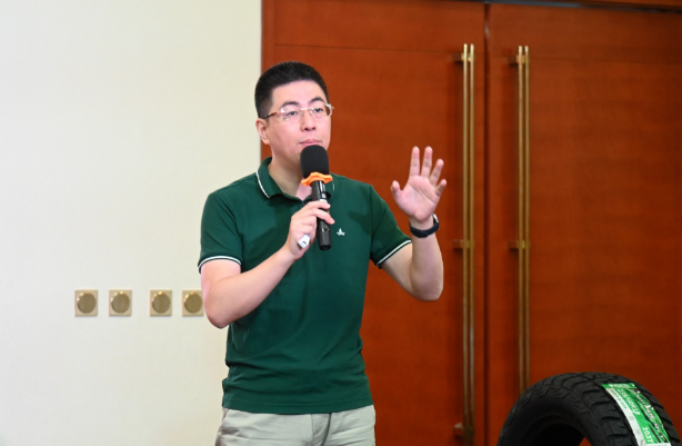 在會議現(xiàn)場，中策橡膠乘用車胎銷售部東北科科長王智學分享了中策所取得的成績和心得，同時對當前市場環(huán)境進行了深入分析，提出了新的工作思路。他強調(diào)，在當前激烈的市場競爭下，創(chuàng)新是取勝的關鍵，只有緊跟市場需求變化，不斷推陳出新，才能在競爭中立于不敗之地。