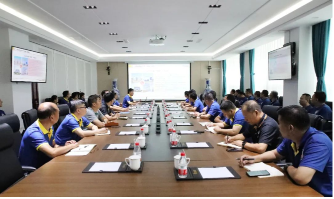 華盛橡膠集團(tuán)于8月27日在其技術(shù)研發(fā)中心舉行了2023年“質(zhì)量月”的啟動(dòng)會(huì)議。這次會(huì)議聚焦于質(zhì)量的重要性，旨在通過一系列活動(dòng)，夯實(shí)質(zhì)量基石，構(gòu)建質(zhì)量強(qiáng)企的目標(biāo)。出席會(huì)議的有華盛橡膠集團(tuán)高層領(lǐng)導(dǎo)趙瑞青總經(jīng)理、張玉亮副董事長、田永山副總經(jīng)理，以及各工廠主要負(fù)責(zé)人、研發(fā)中心部門主管等。