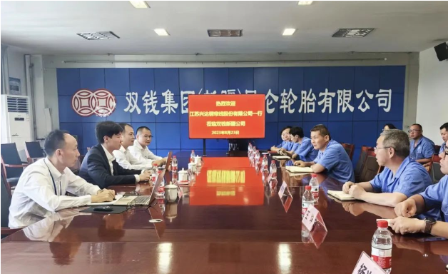 江蘇興達(dá)鋼簾線股份有限公司(簡稱江蘇興達(dá))副總經(jīng)理兼營銷中心總經(jīng)理劉濤率領(lǐng)團(tuán)隊(duì)于8月23日到雙錢集團(tuán)(新疆)昆侖有限公司(簡稱雙錢昆侖)開展調(diào)研交流。