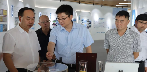 安順市副市長楊平一行蒞臨寶勝調(diào)研企業(yè)生產(chǎn)經(jīng)營情況。寶勝股份黨委書記、董事長生長山，黨委副書記、工會主席宋宇峰，黨委委員、副總經(jīng)理、總工程師陳大勇等公司領(lǐng)導(dǎo)陪同。