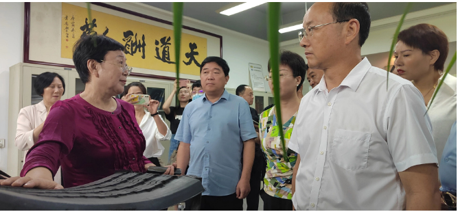 隨后，參觀團一同來到了萬通三樓的輪胎文化園。張秀麗通過生動的解說，展示了輪胎從生產(chǎn)到報廢的全生命周期和其所蘊含的價值。她特別強調(diào)了輪胎翻新的重要性，指出在循環(huán)經(jīng)濟中，輪胎翻新能夠發(fā)揮巨大作用，實現(xiàn)低碳減排和綠色經(jīng)濟的目標(biāo)。