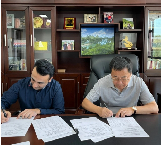 日前，朝陽新長征輪胎有限責(zé)任公司迎來了一位特別的客商賽伊德，這是因為受到疫情影響，他們已經(jīng)有四年沒有見面了。賽伊德是一家巴基斯坦公司的負責(zé)人，他們向中國銷售新長征輪胎生產(chǎn)的斜交胎已經(jīng)有50多年的歷史。