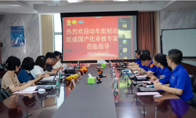 近日，四方股份在南京召開了南京利德東方動(dòng)車組制動(dòng)軟管組成技術(shù)方案及裝車評(píng)審會(huì)。會(huì)議邀請了中國鐵科院金屬及化學(xué)研究所、中車制動(dòng)系統(tǒng)有限公司、中國鐵路濟(jì)南局青島機(jī)車車輛監(jiān)造項(xiàng)目部等單位的專家組成評(píng)審專家組。四方股份總經(jīng)理王春明、副總經(jīng)理兼研究院院長王亮燕、總經(jīng)理助理劉寅以及項(xiàng)目組成員參加了本次評(píng)審。