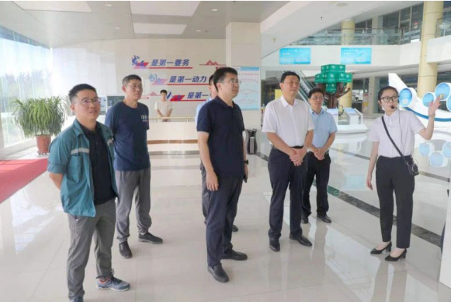 ，劉普軍會(huì)長(zhǎng)一行抵達(dá)焦作市，受到了龍佰集團(tuán)董事長(zhǎng)和奔流以及黨委書(shū)記張剛的熱情接待。龍佰集團(tuán)向代表團(tuán)介紹了公司的發(fā)展歷程，并帶領(lǐng)他們參觀了硫酸法和氯化法鈦白粉生產(chǎn)工廠、企業(yè)技術(shù)中心等設(shè)施。座談交流中，劉普軍會(huì)長(zhǎng)對(duì)龍佰集團(tuán)在環(huán)保方面的努力給予了充分肯定，他提出了對(duì)企業(yè)未來(lái)發(fā)展的殷切希望，鼓勵(lì)企業(yè)在環(huán)保標(biāo)準(zhǔn)、技術(shù)創(chuàng)新等方面繼續(xù)發(fā)力，為綠色發(fā)展貢獻(xiàn)力量。