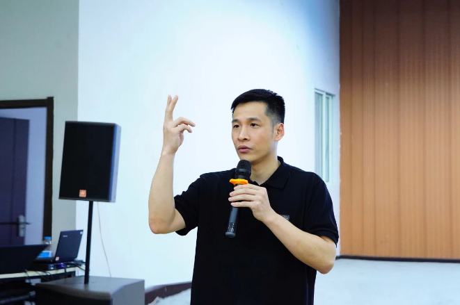 會(huì)議還設(shè)有品牌負(fù)責(zé)人、分倉(cāng)負(fù)責(zé)人、銷售顧問(wèn)代表等分享環(huán)節(jié)，他們各自立足于自身崗位，分享了自己的所思所想，以及接下來(lái)的改進(jìn)計(jì)劃。這讓在場(chǎng)的與會(huì)者們?cè)谒伎歼^(guò)程中得以互相啟發(fā)，共同探討如何更好地?fù)?dān)當(dāng)自己的角色，提升工作質(zhì)量和效率。