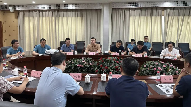 河南理工大學計算機科學與技術學院的代表團前往河南天基輪胎有限公司進行了參觀考察。本次活動由學院黨委副書記閻俊豪和副院長王磊率領，與河南天基輪胎公司董事長杜巍、總經(jīng)理成海龍進行了深入交流。