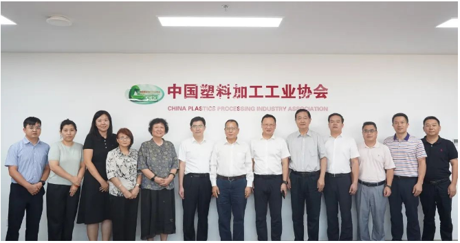 雙方還就塑料新材料等產業(yè)發(fā)展、園區(qū)建設、市場拓展等領域進行了深入探討與交流。