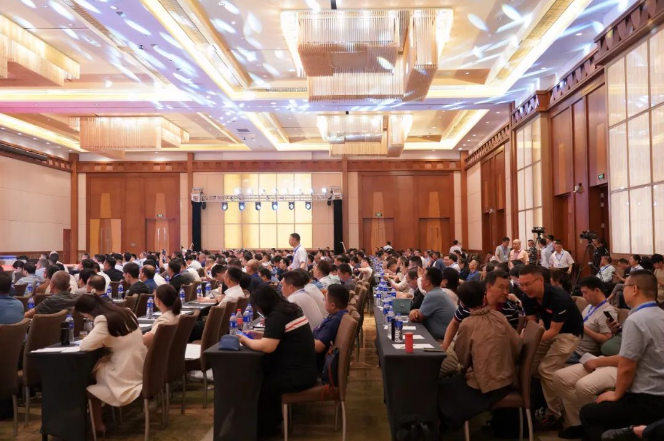 整個(gè)大會(huì)將持續(xù)至9月6日，同時(shí)，第十屆中國(guó)國(guó)際線纜及線材展覽會(huì)也在同期舉行，為行業(yè)內(nèi)人士提供了深入交流和展示的機(jī)會(huì)。本次活動(dòng)的舉辦將進(jìn)一步促進(jìn)電線電纜行業(yè)的交流合作，推動(dòng)行業(yè)的持續(xù)健康發(fā)展。