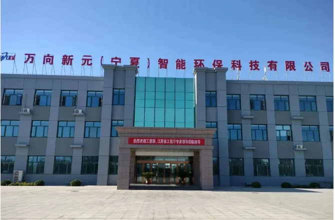 近日，工信部信管局專家、中國信通院工業(yè)互聯(lián)網(wǎng)信息模型聯(lián)合實驗室主任余思聰率領(lǐng)5G工廠試點示范項目現(xiàn)場調(diào)研組赴前往寧夏青銅峽市，對新元科技的5G全連接工廠項目進行了實地調(diào)研。在調(diào)研中，團隊深入考察了工廠的基礎(chǔ)設(shè)施建設(shè)、廠區(qū)現(xiàn)場升級、關(guān)鍵環(huán)節(jié)應(yīng)用、網(wǎng)絡(luò)安全防護等方面，并親身體驗了多個5G+工業(yè)互聯(lián)網(wǎng)典型應(yīng)用場景。